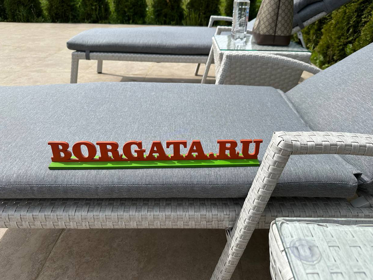 Комплект из круглого дивана D180 ARIA white со складным козырьком и пары лежаков с парой чайных столиков для зоны солярия, пляжа или бассейна