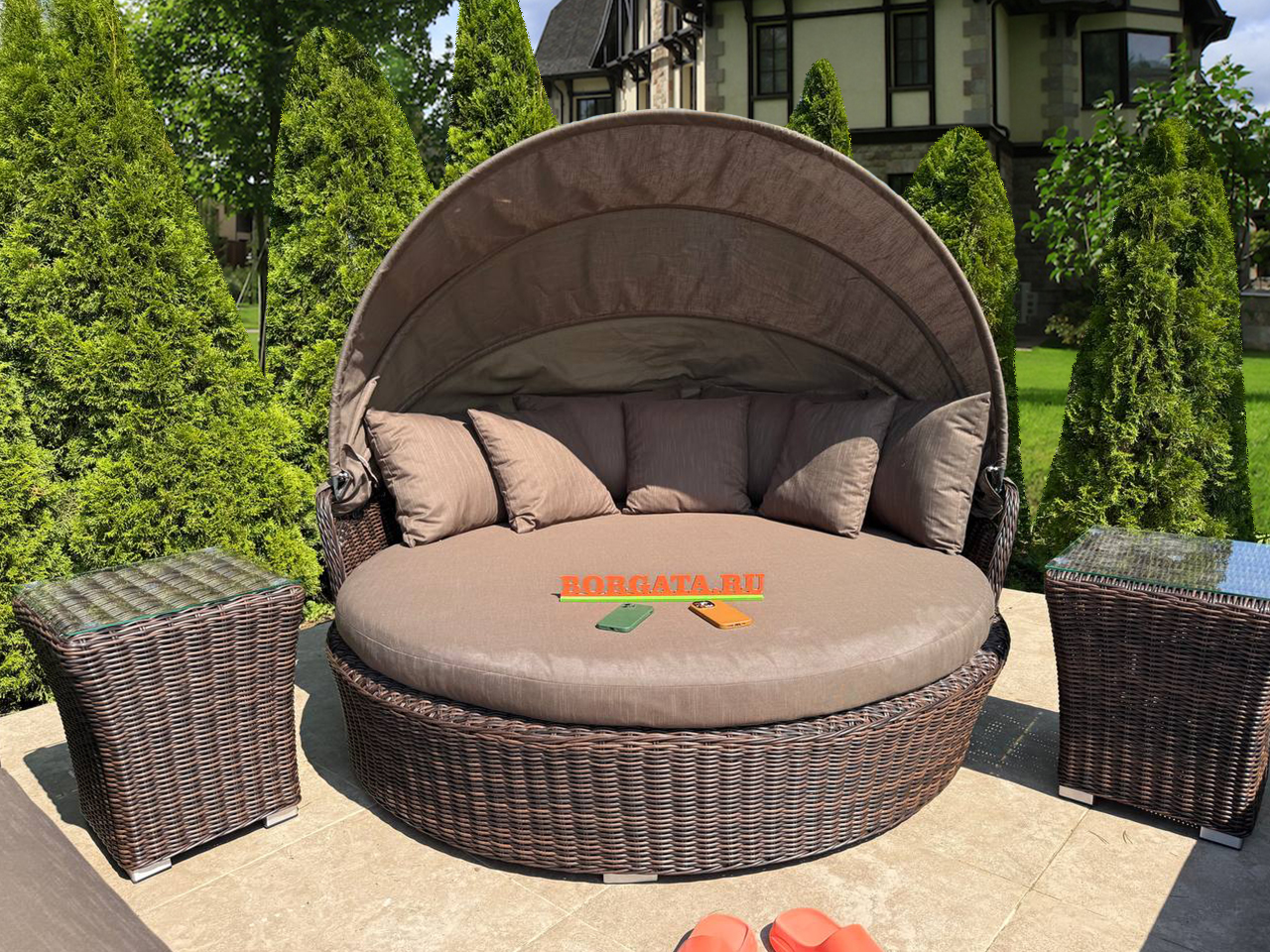 Пляжный комплект из круглого дивана D180 LAGUNE CLASSIC brown со складным козырьком и пары лежаков CARDINAL с парой чайных столиков BEST для зоны бассейна или солярия